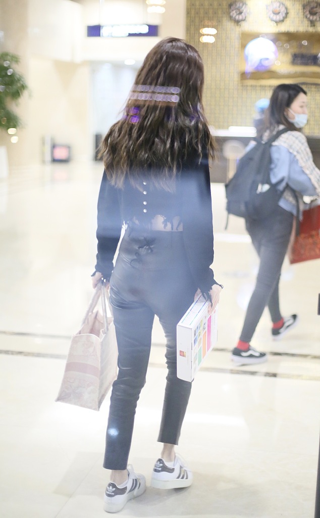 Baby烫泡面头发量惹人羡 大秀蛮腰细腿身材绝了