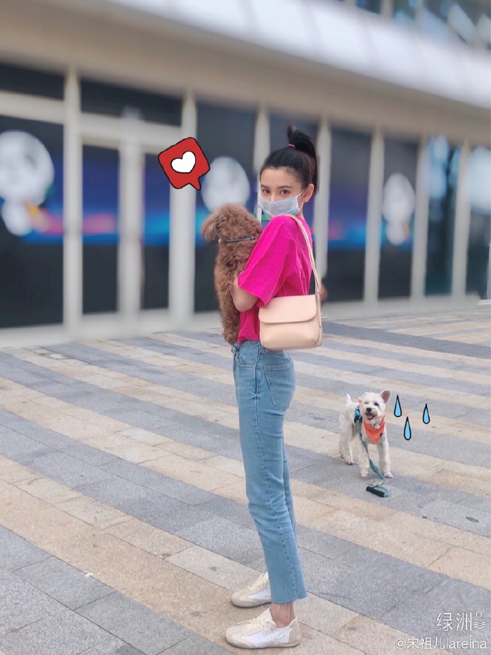 宋祖儿晒近照心情好 穿玫粉短袖扎高马尾显清新靓丽