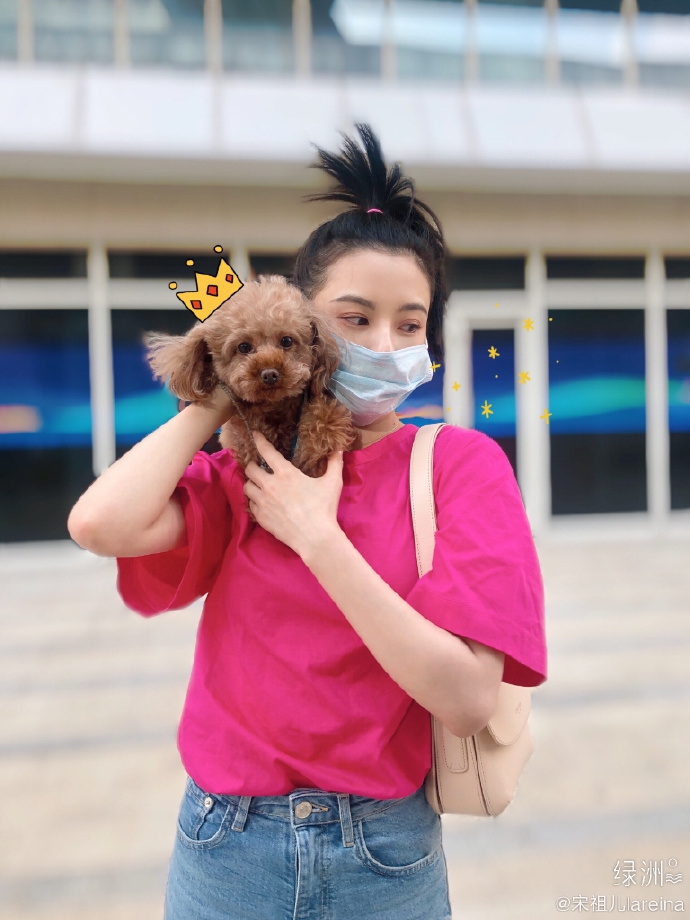 宋祖儿晒近照心情好 穿玫粉短袖扎高马尾显清新靓丽