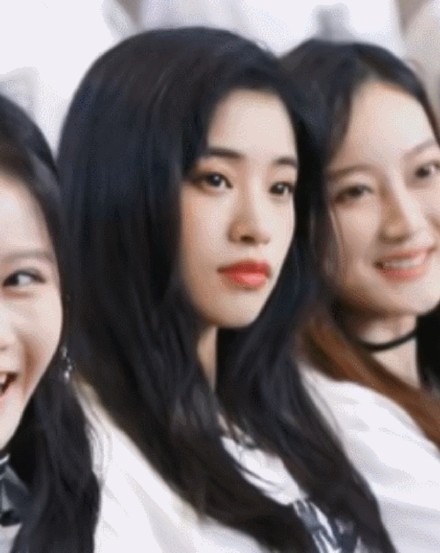 终于换新发型！段小薇放弃厚重齐刘海港味十足