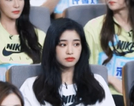 终于换新发型！段小薇放弃厚重齐刘海港味十足