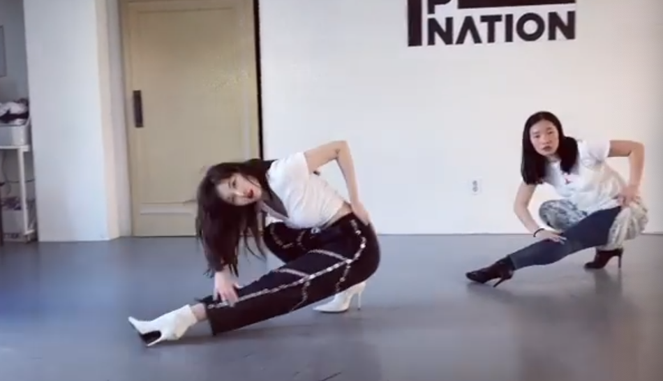 泫雅穿露腰上衣秀马甲线 踩高跟鞋热舞毫无压力