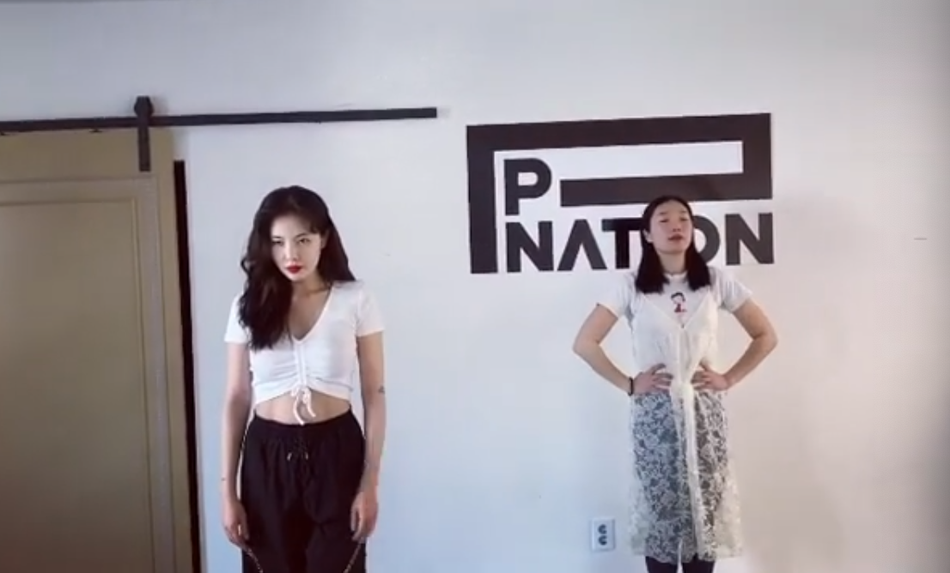 泫雅穿露腰上衣秀马甲线 踩高跟鞋热舞毫无压力