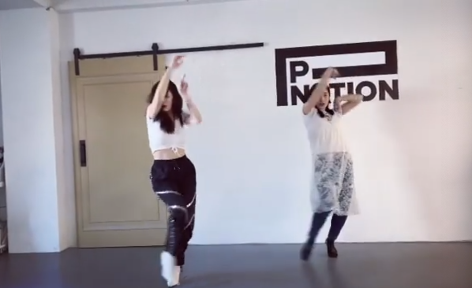 泫雅穿露腰上衣秀马甲线 踩高跟鞋热舞毫无压力