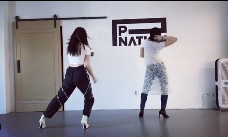 泫雅穿露腰上衣秀马甲线 踩高跟鞋热舞毫无压力