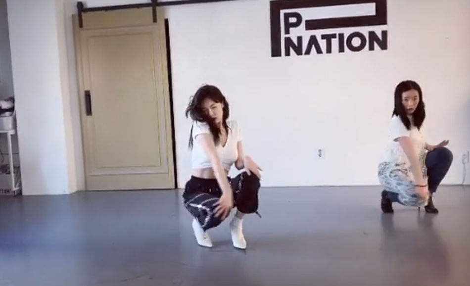 泫雅穿露腰上衣秀马甲线 踩高跟鞋热舞毫无压力