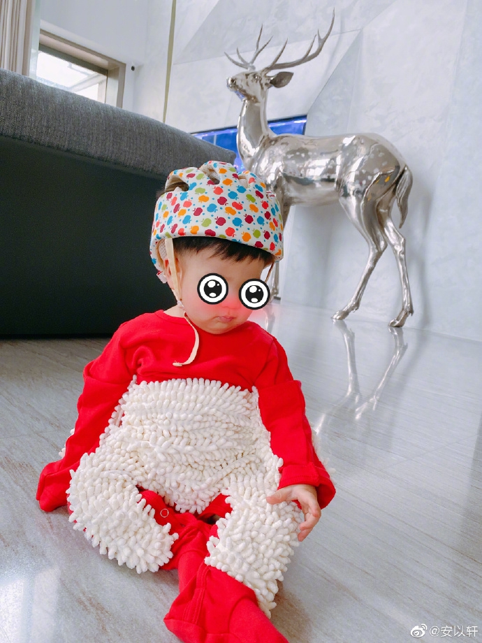 安以轩分享儿子萌照 66穿“拖地”婴儿服在家爬行欢乐多