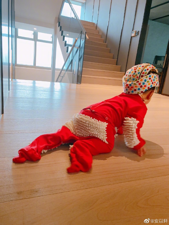 安以轩分享儿子萌照 66穿“拖地”婴儿服在家爬行欢乐多