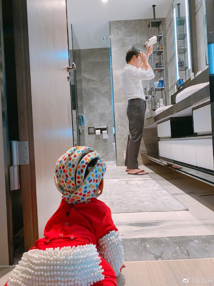 安以轩分享儿子萌照 66穿“拖地”婴儿服在家爬行欢乐多