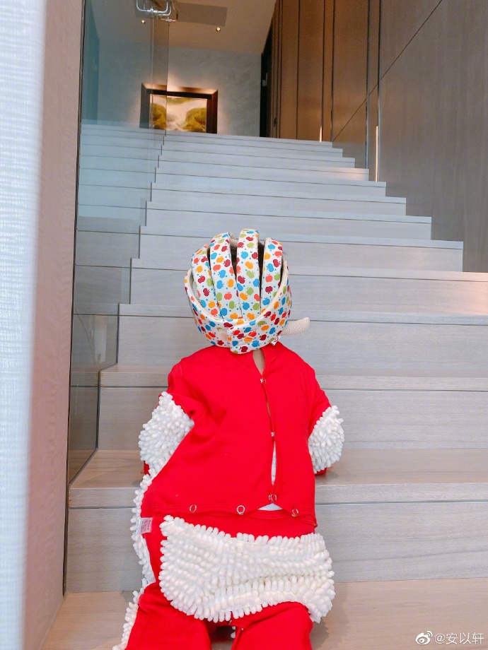 安以轩分享儿子萌照 66穿“拖地”婴儿服在家爬行欢乐多