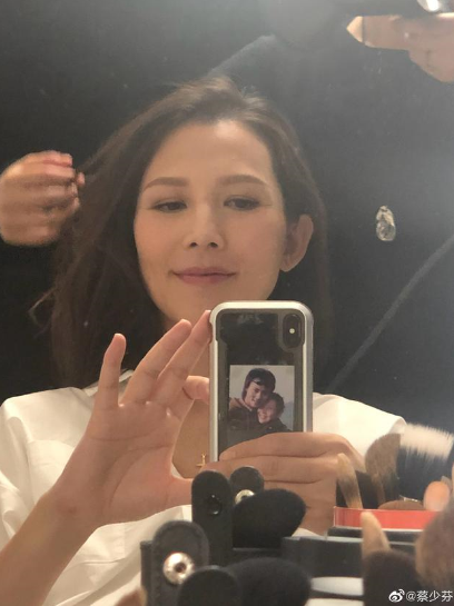 蔡少芬下厨自创“芬香汉堡” 俏皮发问：谁想吃？