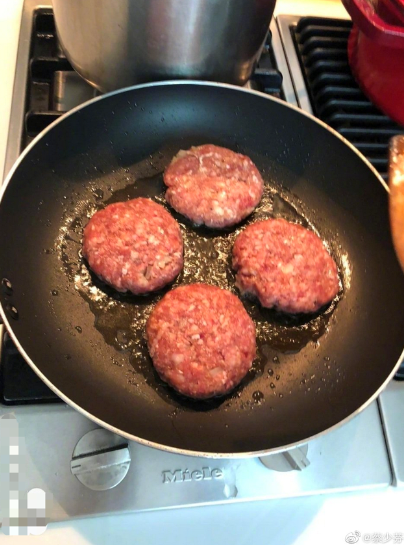 蔡少芬下厨自创“芬香汉堡” 俏皮发问：谁想吃？