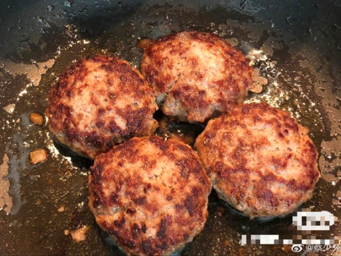 蔡少芬下厨自创“芬香汉堡” 俏皮发问：谁想吃？