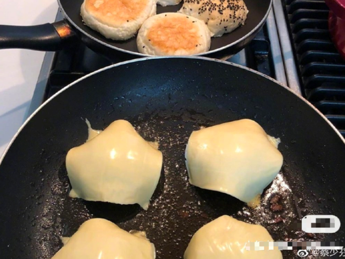 蔡少芬下厨自创“芬香汉堡” 俏皮发问：谁想吃？