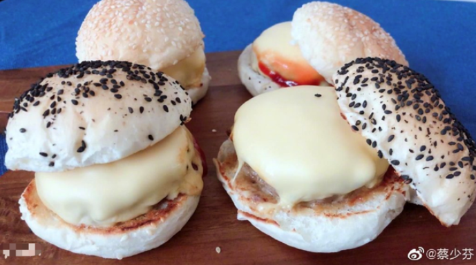 蔡少芬下厨自创“芬香汉堡” 俏皮发问：谁想吃？