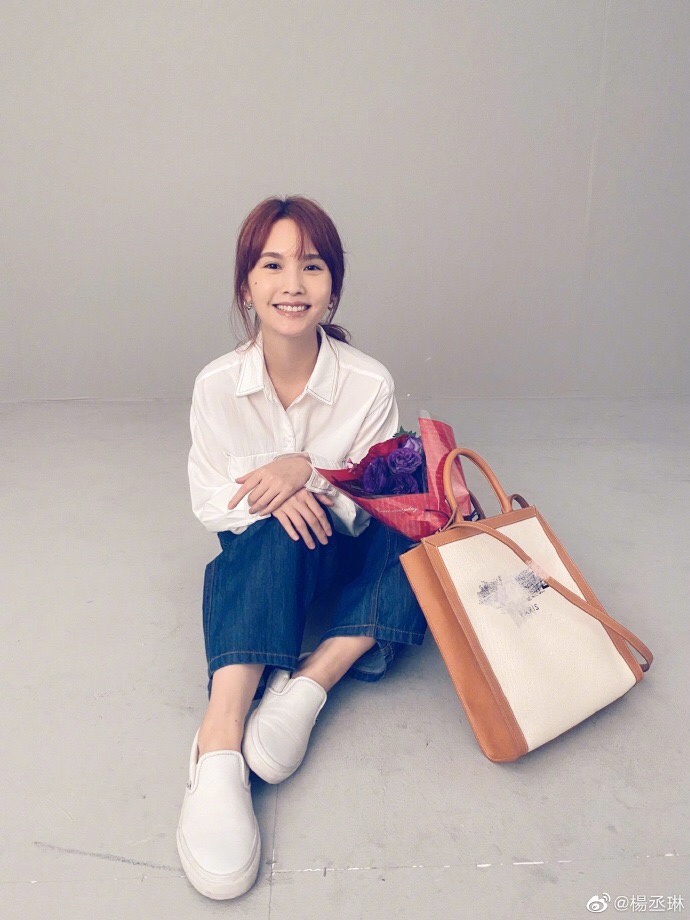 杨丞琳穿白衬衫配阔腿裤舒适随性 对镜甜笑活力满满