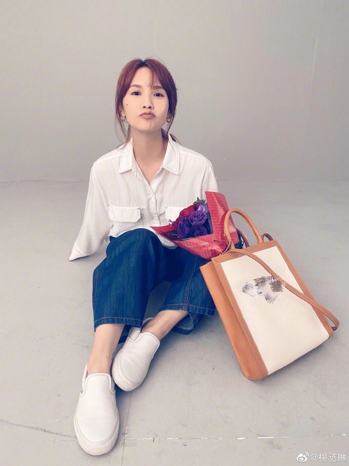 杨丞琳穿白衬衫配阔腿裤舒适随性 对镜甜笑活力满满