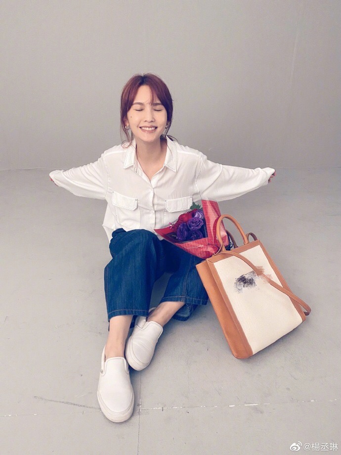 杨丞琳穿白衬衫配阔腿裤舒适随性 对镜甜笑活力满满