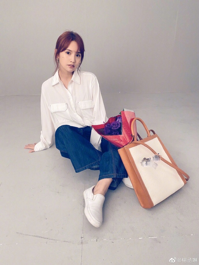 杨丞琳穿白衬衫配阔腿裤舒适随性 对镜甜笑活力满满