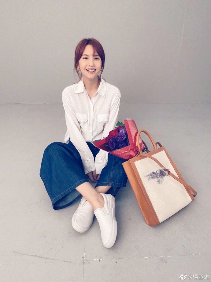 杨丞琳穿白衬衫配阔腿裤舒适随性 对镜甜笑活力满满