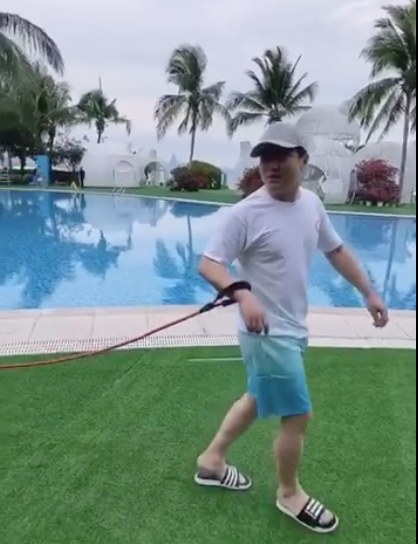 自带笑点的男人！沈腾穿裤衩踩拖鞋悠闲遛羊驼