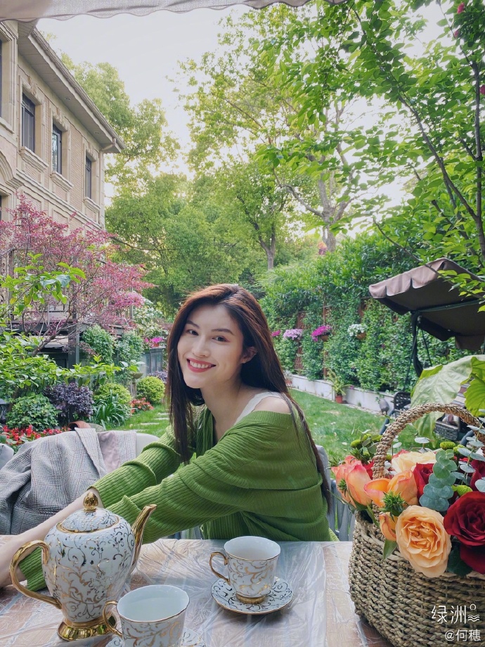 何穗分享春日穿搭 着绿色开衫置身花园清新悠闲
