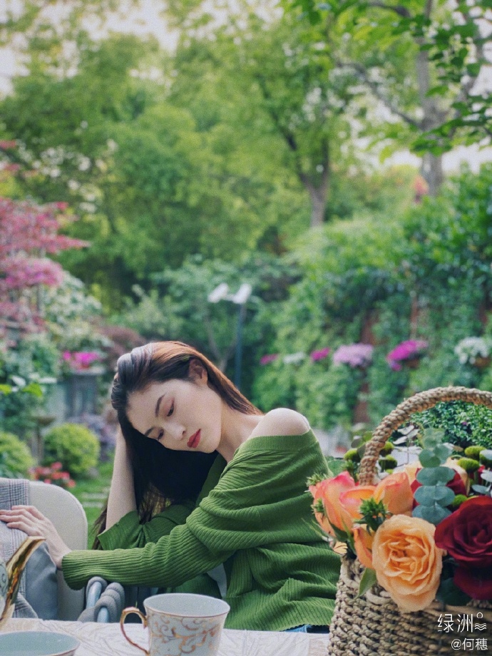 何穗分享春日穿搭 着绿色开衫置身花园清新悠闲