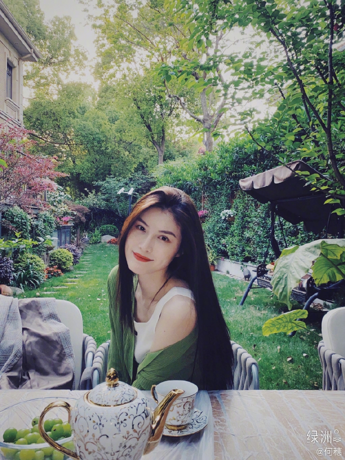 何穗分享春日穿搭 着绿色开衫置身花园清新悠闲