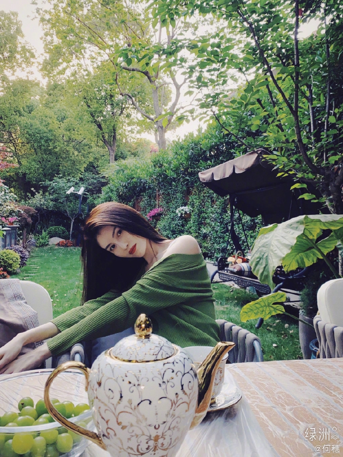 何穗分享春日穿搭 着绿色开衫置身花园清新悠闲