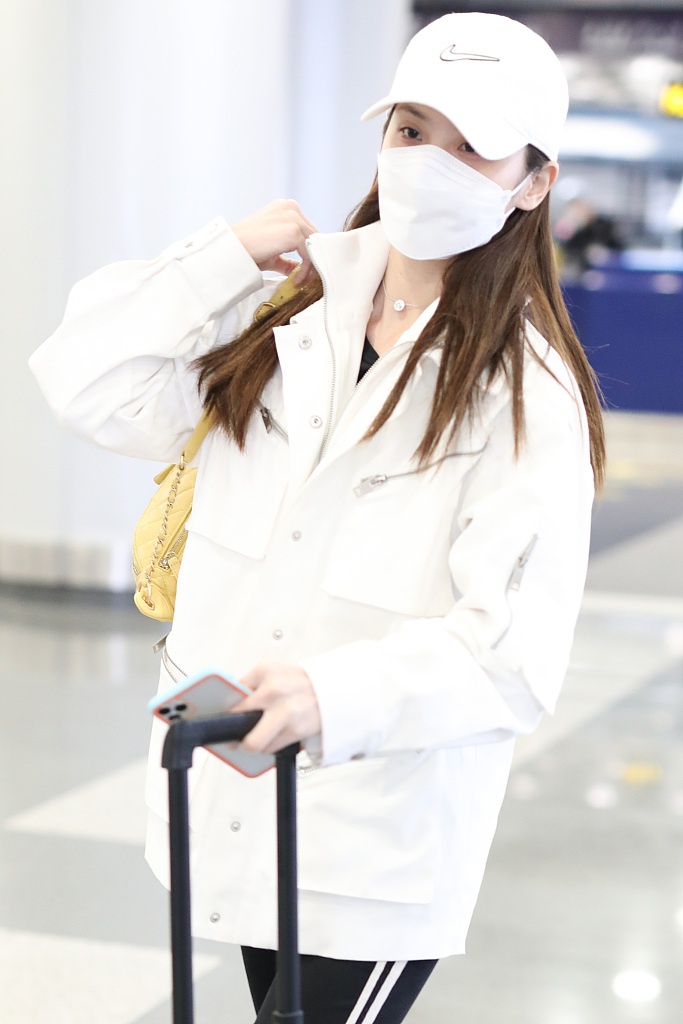 赖雨濛素颜亮相眉眼精致 戴棒球帽长发披肩简约元气