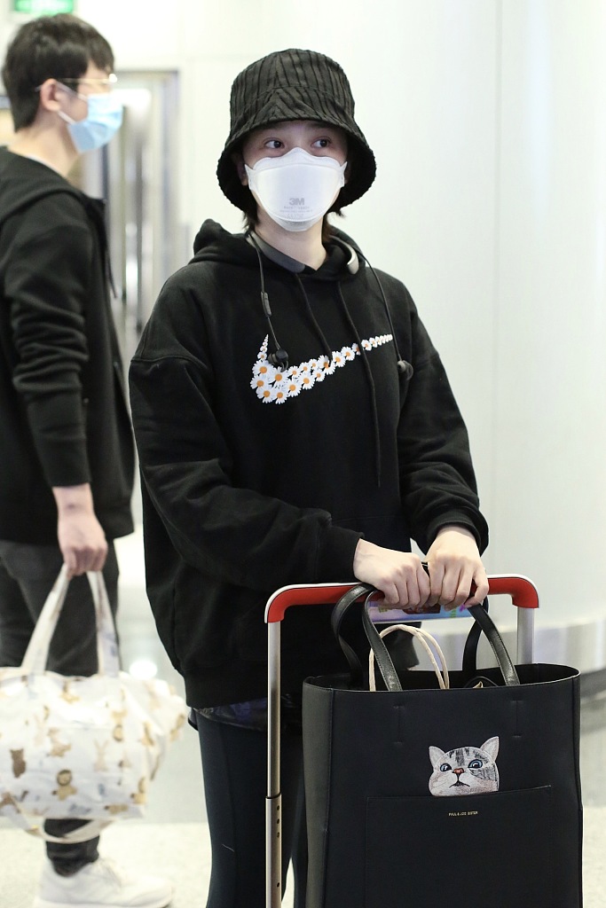 陈小纭口罩遮面可爱俏皮 皮肤白皙少女感满分