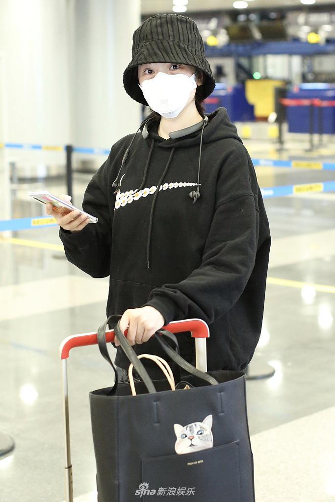 陈小纭口罩遮面可爱俏皮 皮肤白皙少女感满分