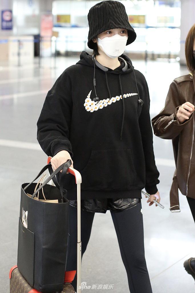 陈小纭口罩遮面可爱俏皮 皮肤白皙少女感满分