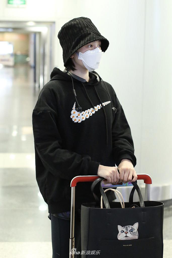 陈小纭口罩遮面可爱俏皮 皮肤白皙少女感满分