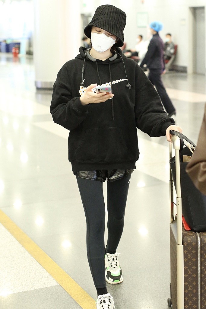 陈小纭口罩遮面可爱俏皮 皮肤白皙少女感满分