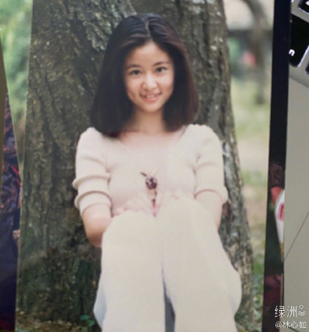 林心如晒16岁青涩旧照 对镜甜笑露小虎牙清纯可爱