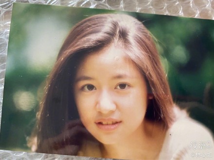 林心如晒16岁青涩旧照 对镜甜笑露小虎牙清纯可爱