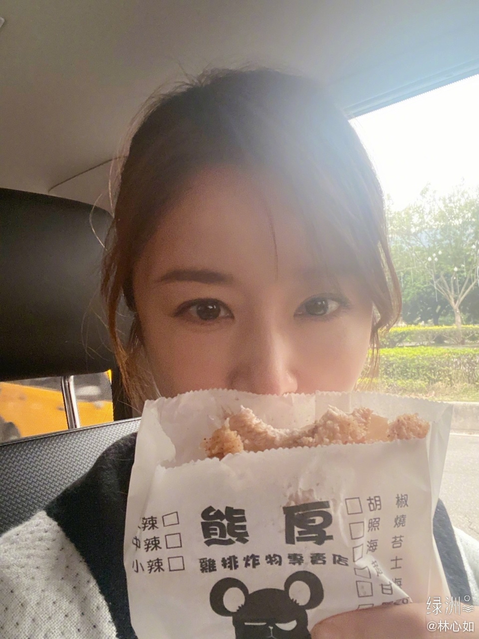 林心如晒16岁青涩旧照 对镜甜笑露小虎牙清纯可爱