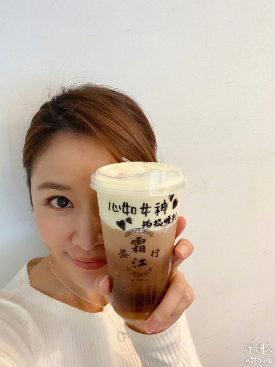 林心如晒16岁青涩旧照 对镜甜笑露小虎牙清纯可爱