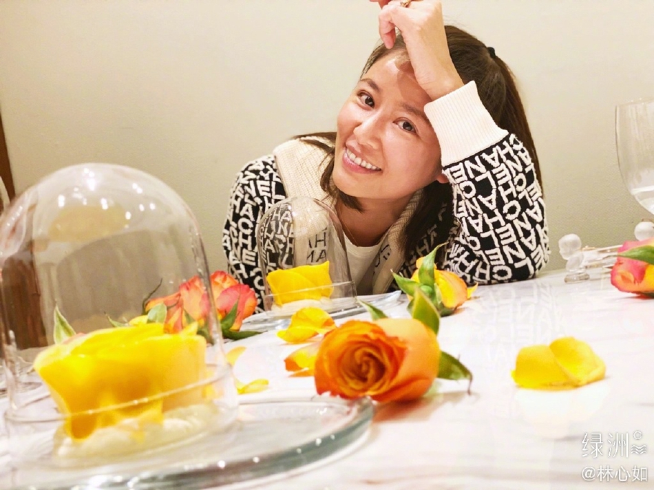 林心如晒16岁青涩旧照 对镜甜笑露小虎牙清纯可爱