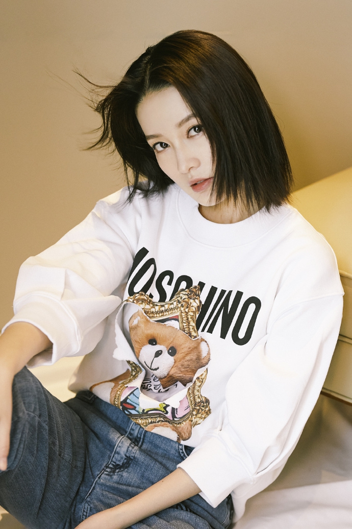 李沁穿小熊卫衣搭牛仔裤文艺清新 发丝微乱尽显率性可爱