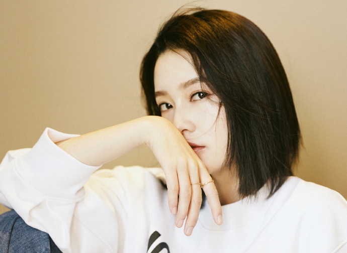 李沁穿小熊卫衣搭牛仔裤文艺清新 发丝微乱尽显率性可爱