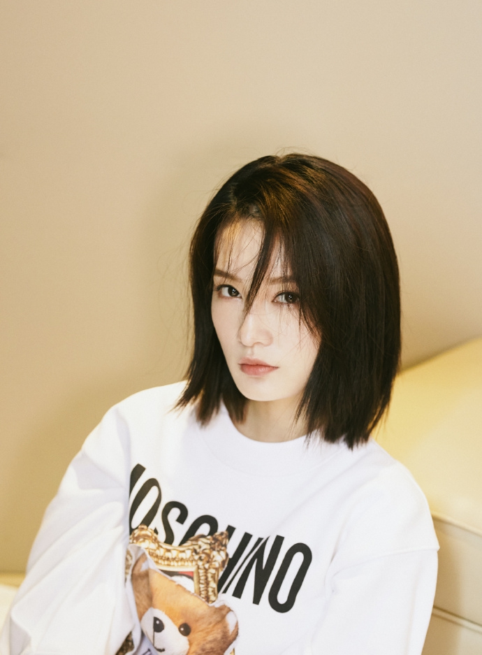 李沁穿小熊卫衣搭牛仔裤文艺清新 发丝微乱尽显率性可爱