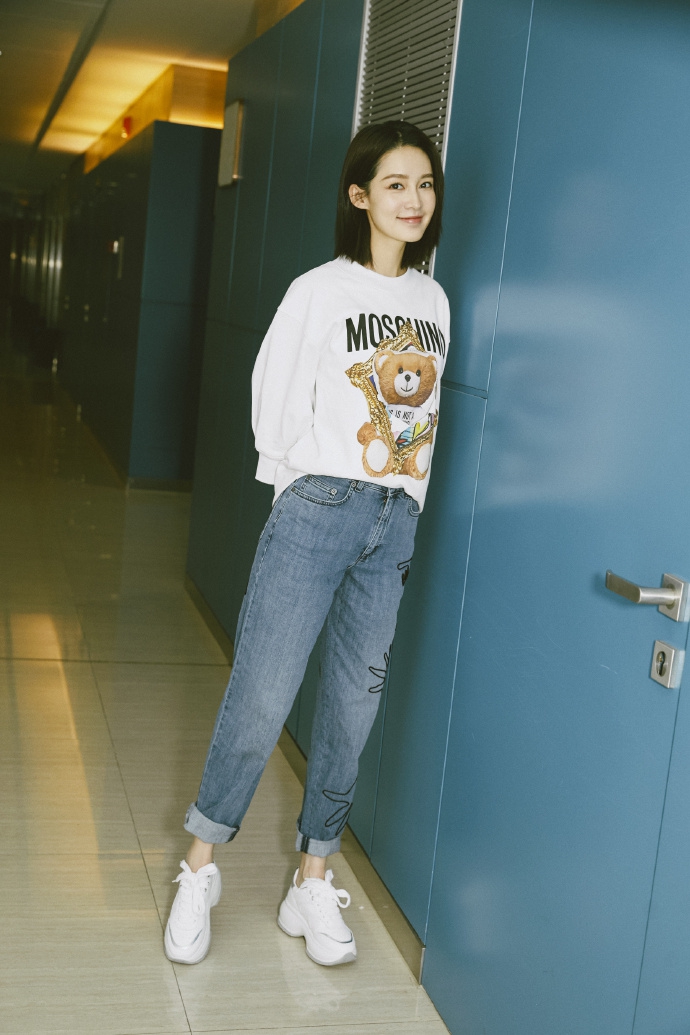 李沁穿小熊卫衣搭牛仔裤文艺清新 发丝微乱尽显率性可爱