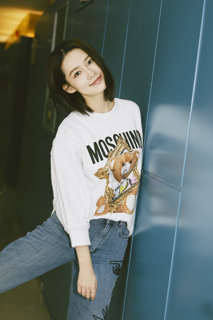 李沁穿小熊卫衣搭牛仔裤文艺清新 发丝微乱尽显率性可爱