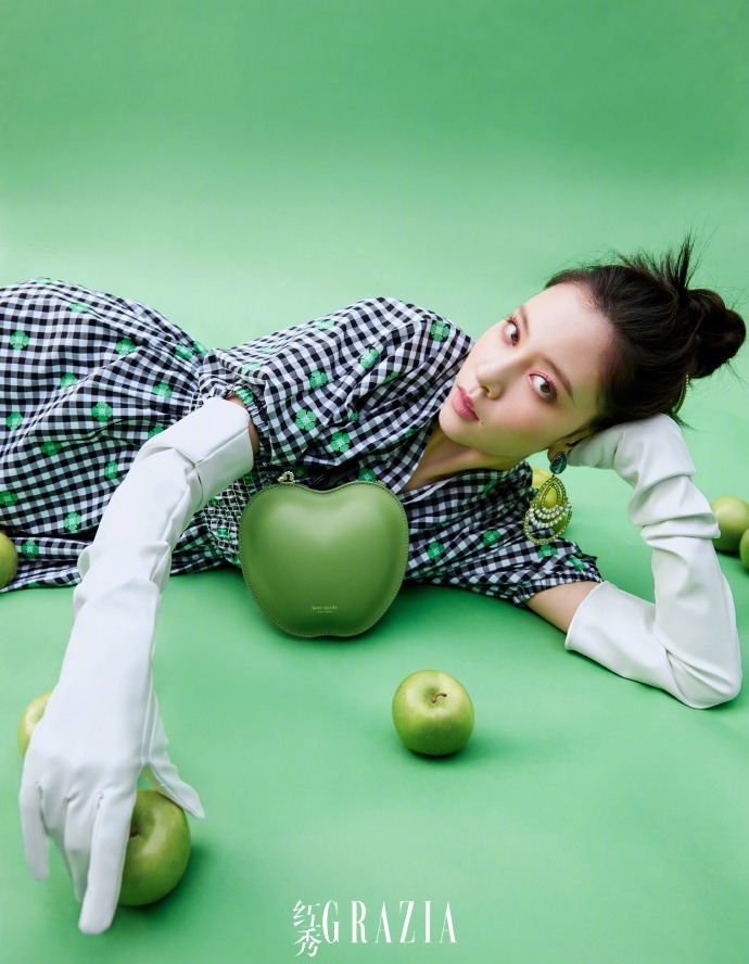 宋妍霏最新写真曝光 苹果包樱桃裙演绎清甜夏日风