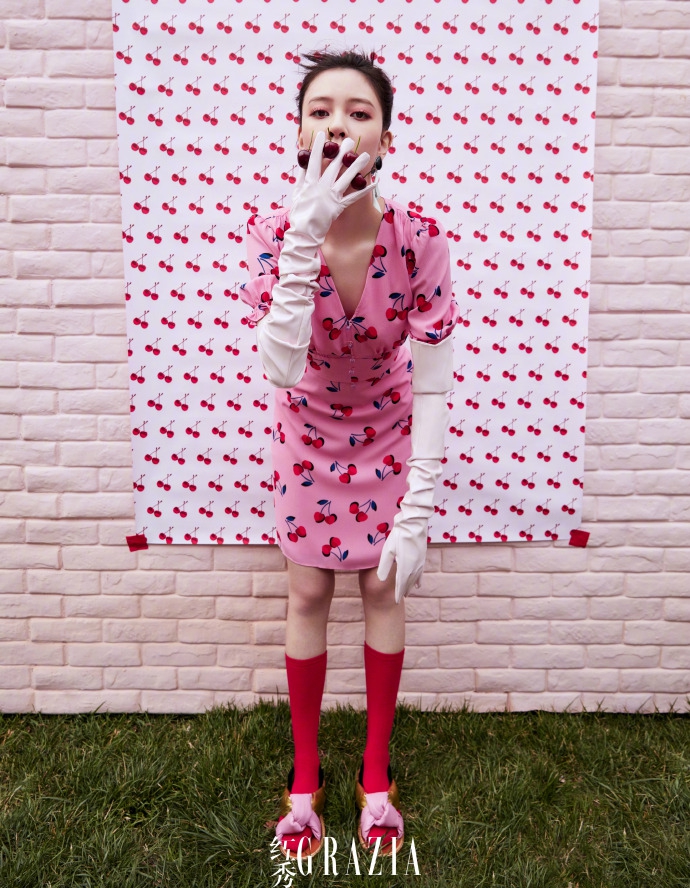 宋妍霏最新写真曝光 苹果包樱桃裙演绎清甜夏日风