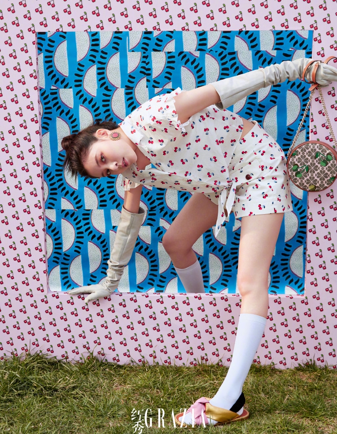 宋妍霏最新写真曝光 苹果包樱桃裙演绎清甜夏日风