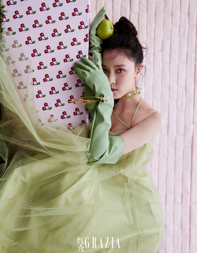 宋妍霏最新写真曝光 苹果包樱桃裙演绎清甜夏日风