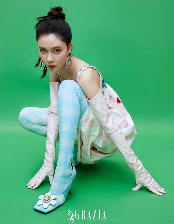 宋妍霏最新写真曝光 苹果包樱桃裙演绎清甜夏日风